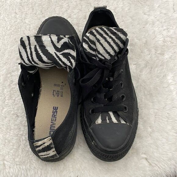 𝅺Converse Low Top Sneakers -> Converse Low Top Sneakers - Picture 1 of 5